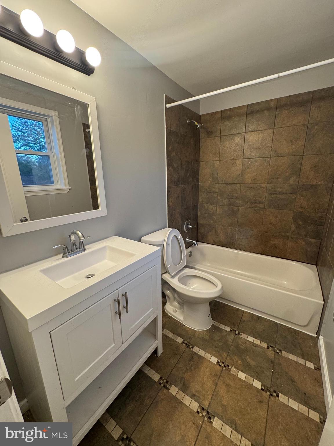 2820 Bookert Drive Baltimore, MD 21225 - Photo 9 of 12 Full bathroom upstairs