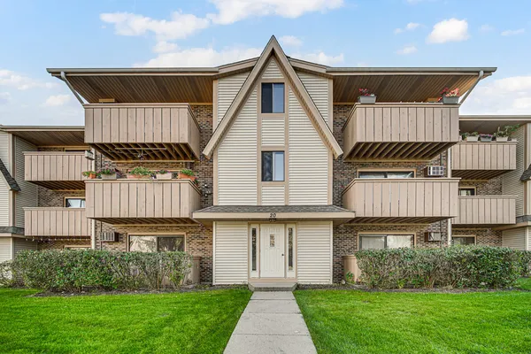 $173,500 | 20 Echo Court, Unit 3, Vernon Hills, IL 60061