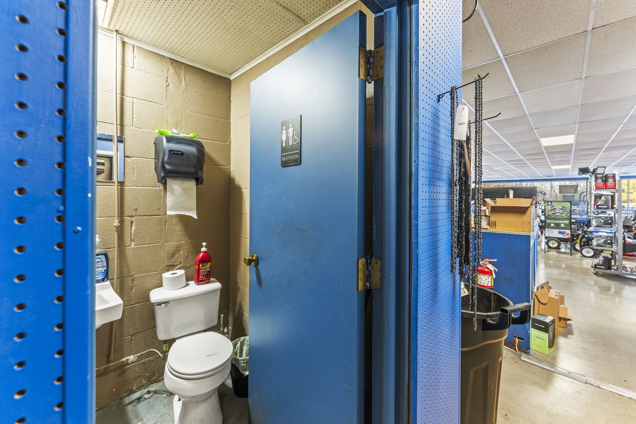 918 South College Street Winchester, TN 37398 - Photo 21 of 44 a bathroom with a toilet and a shower curtain