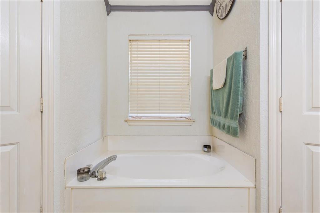 736 Tahoe Trail Hewitt, TX 76643 - Photo 20 of 30 Bathroom with a bath and a textured wall