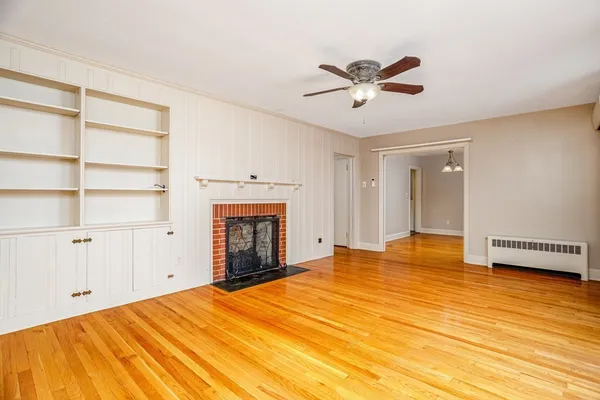 a view of empty room with cabinet and ceiling fan