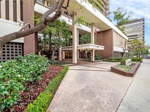 a view of a street with building