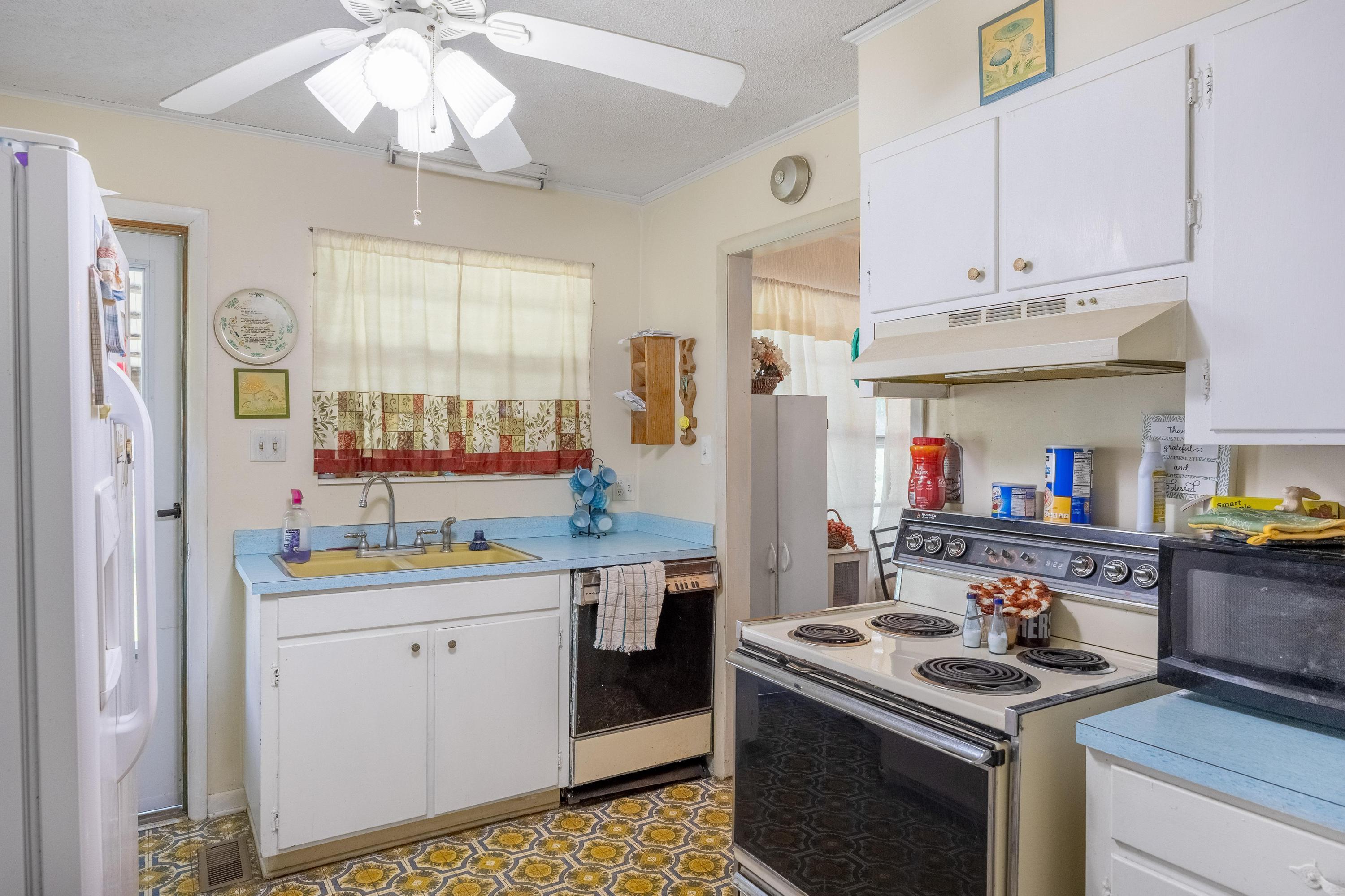 556 No Pone Valley Road Northwest Georgetown, TN 37336 - Photo 6 of 30 Kitchen