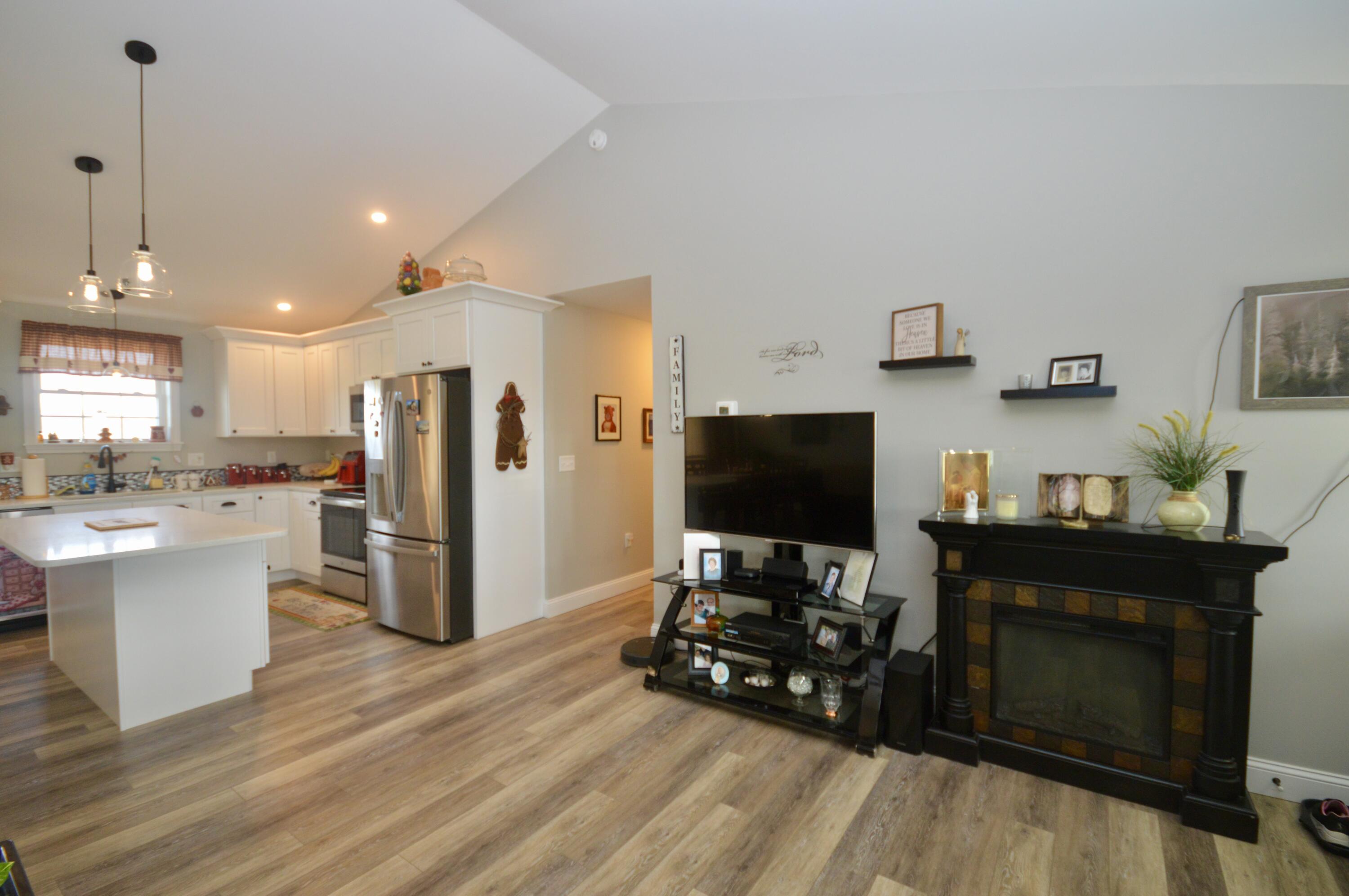 879 Blackstream Road Hermon, ME 04401 - Photo 9 of 40 DSC_0212