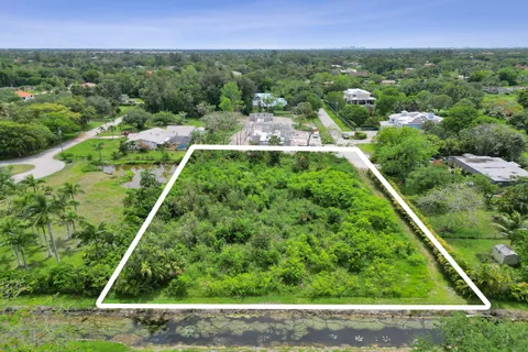 a view of a back yard