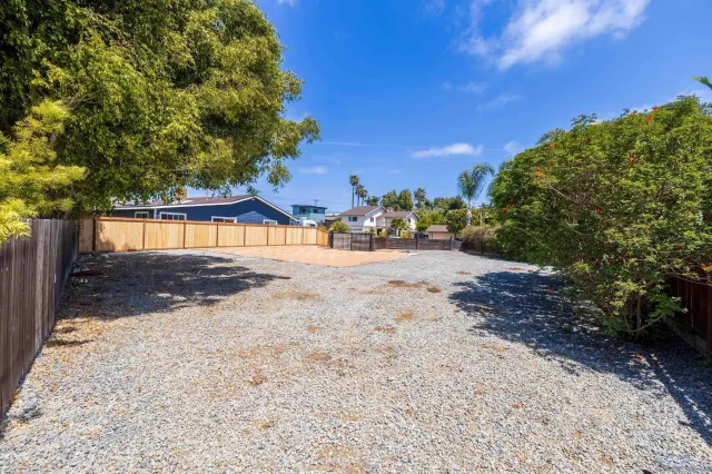 a view of a backyard