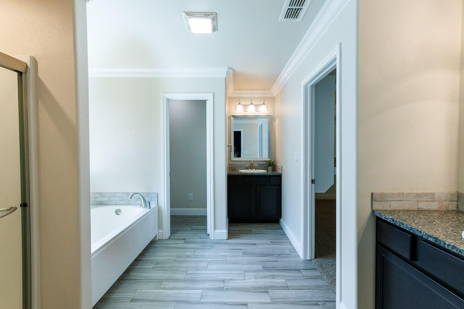 13801 Uvalde Avenue Lubbock, TX 79423 - Photo 27 of 46 a bathroom with a bathtub and a sink