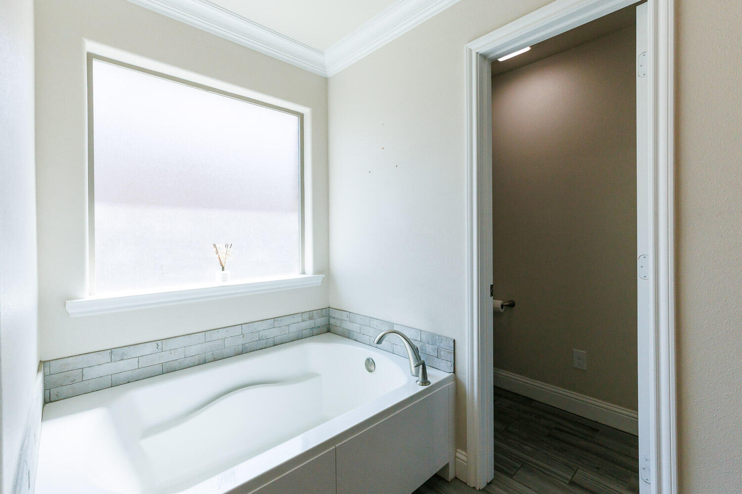 13801 Uvalde Avenue Lubbock, TX 79423 - Photo 28 of 46 a bathroom with a tub and a window