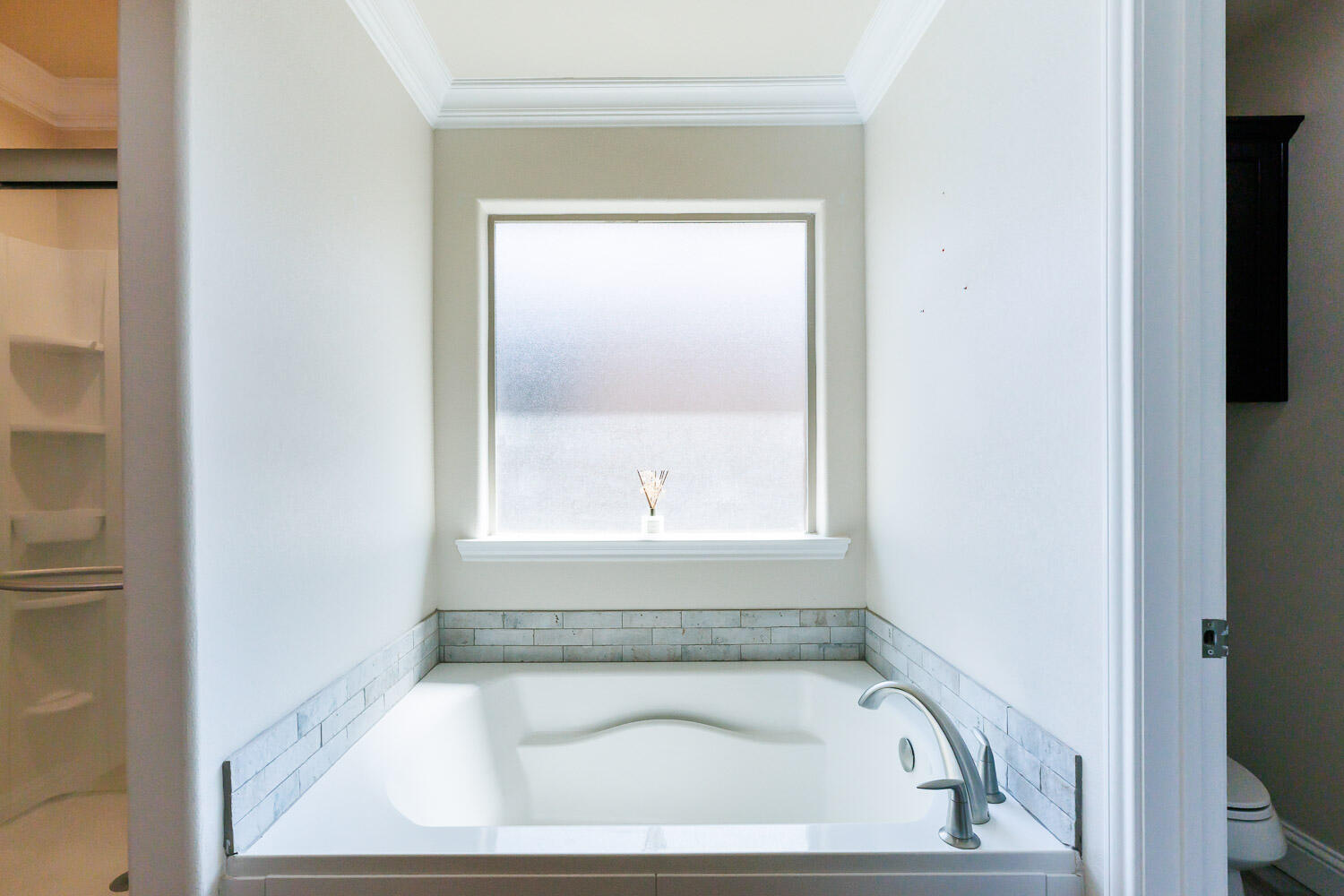 13801 Uvalde Avenue Lubbock, TX 79423 - Photo 29 of 46 a bathroom with a bathtub