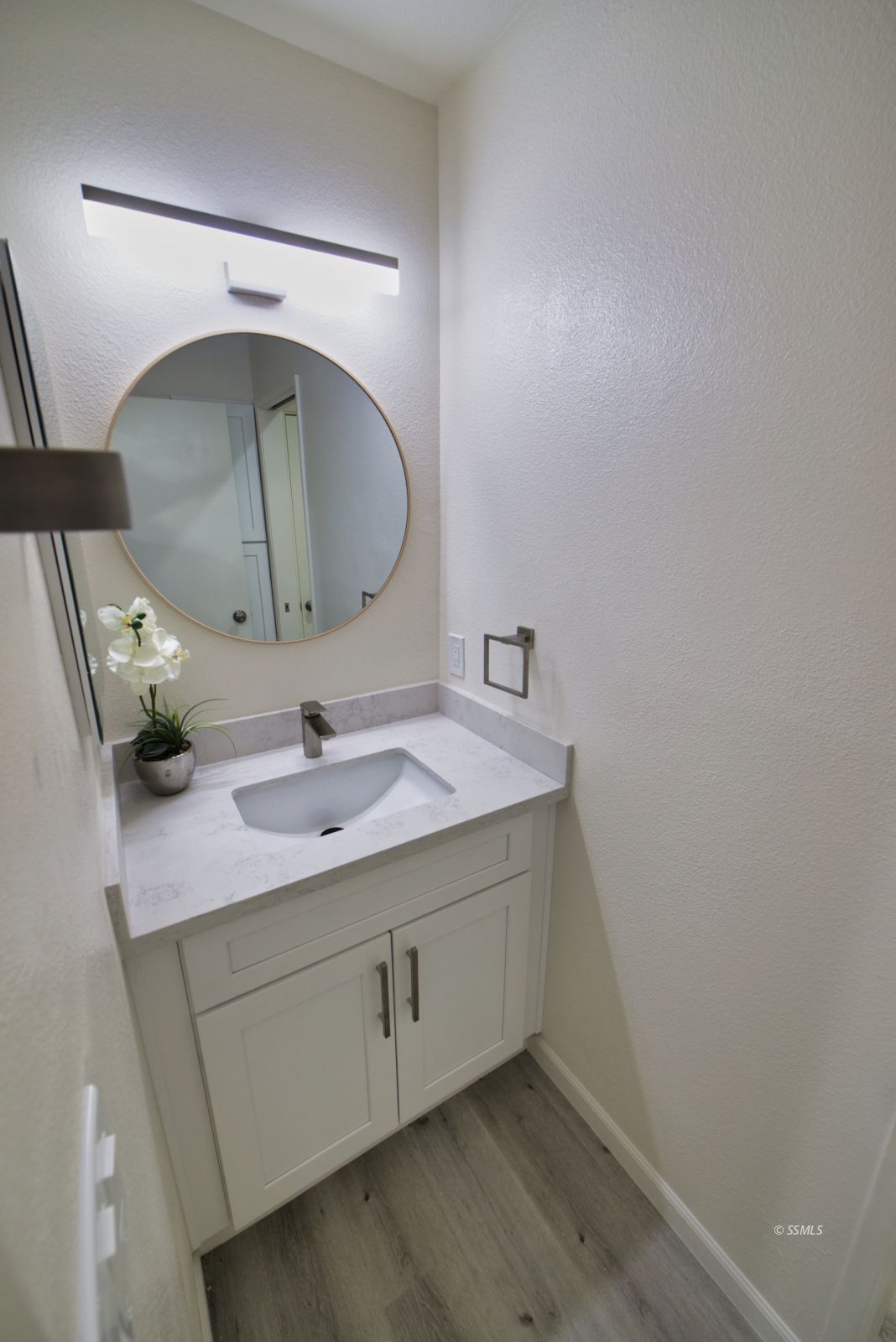 1101 South Farragut Street Ridgecrest, CA 93555 - Photo 10 of 18 a bathroom with a sink and a mirror