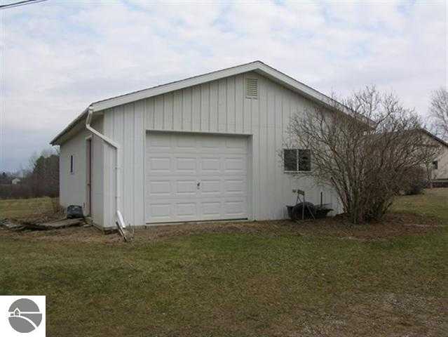 9083 South Leaton Road Shepherd, MI 48883 - Photo 4 of 22 1744046-3.JPG