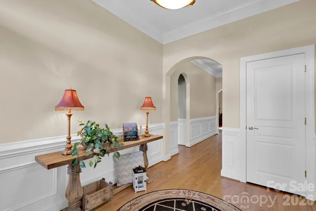 a view of a livingroom with furniture