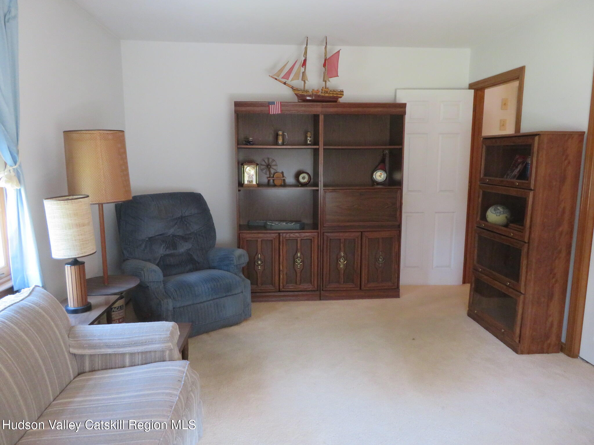 89 Vincent Lane Stone Ridge, NY 12484 - Photo 26 of 45 a living room with furniture