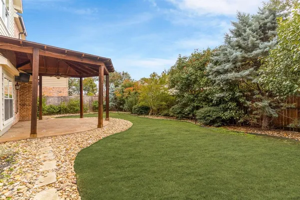 a view of a backyard