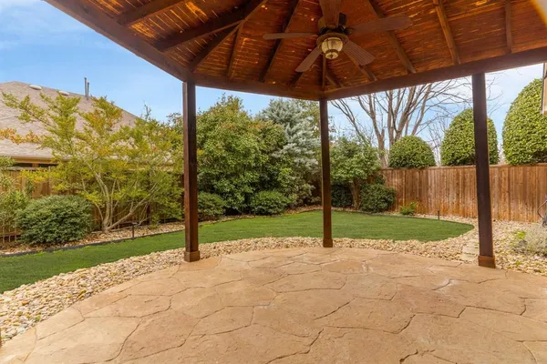 a view of yard with tree