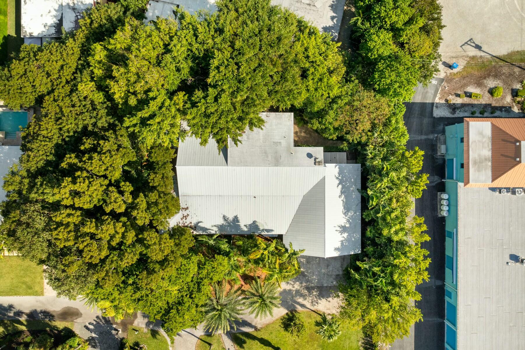 33 Pen Key Drive Islamorada, FL 33036 - Photo 53 of 60 view of a yard