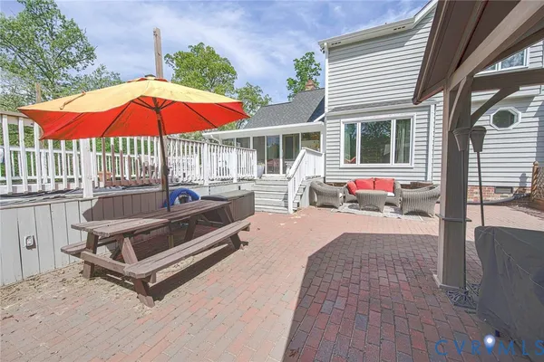 a view of a house with backyard