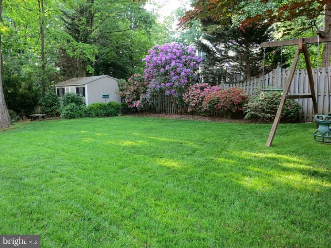 810 Villa Ridge Road Falls Church, VA 22046 - Photo 16 of 29 Fenced in Yard