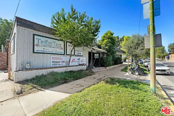 a view of a back yard