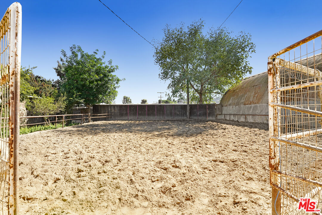 1840 Riverside Drive Glendale, CA 91201 - Photo 10 of 35 a backyard of a house