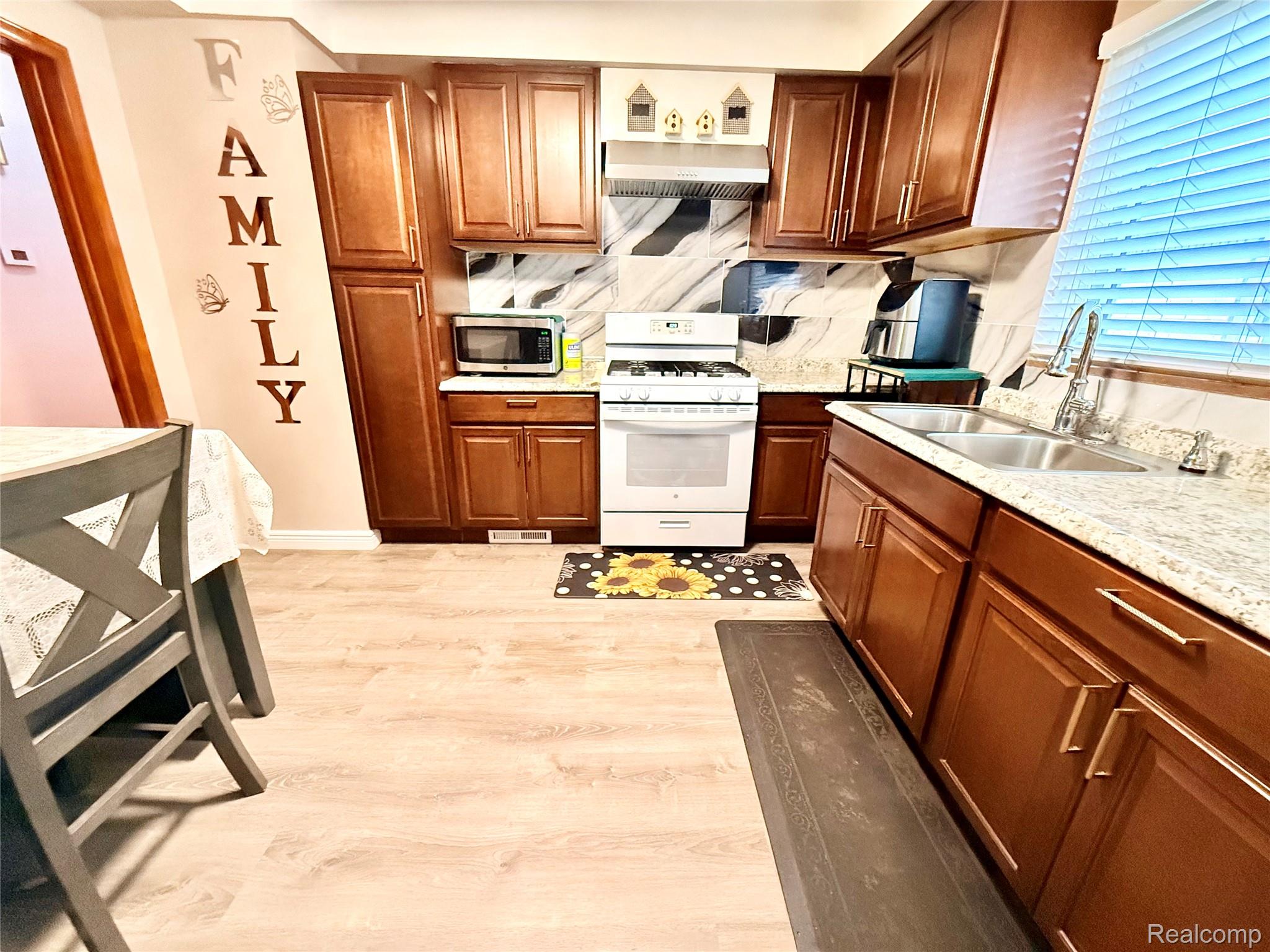 8152 Potomac Street Center Line, MI 48015 - Photo 23 of 39 .
