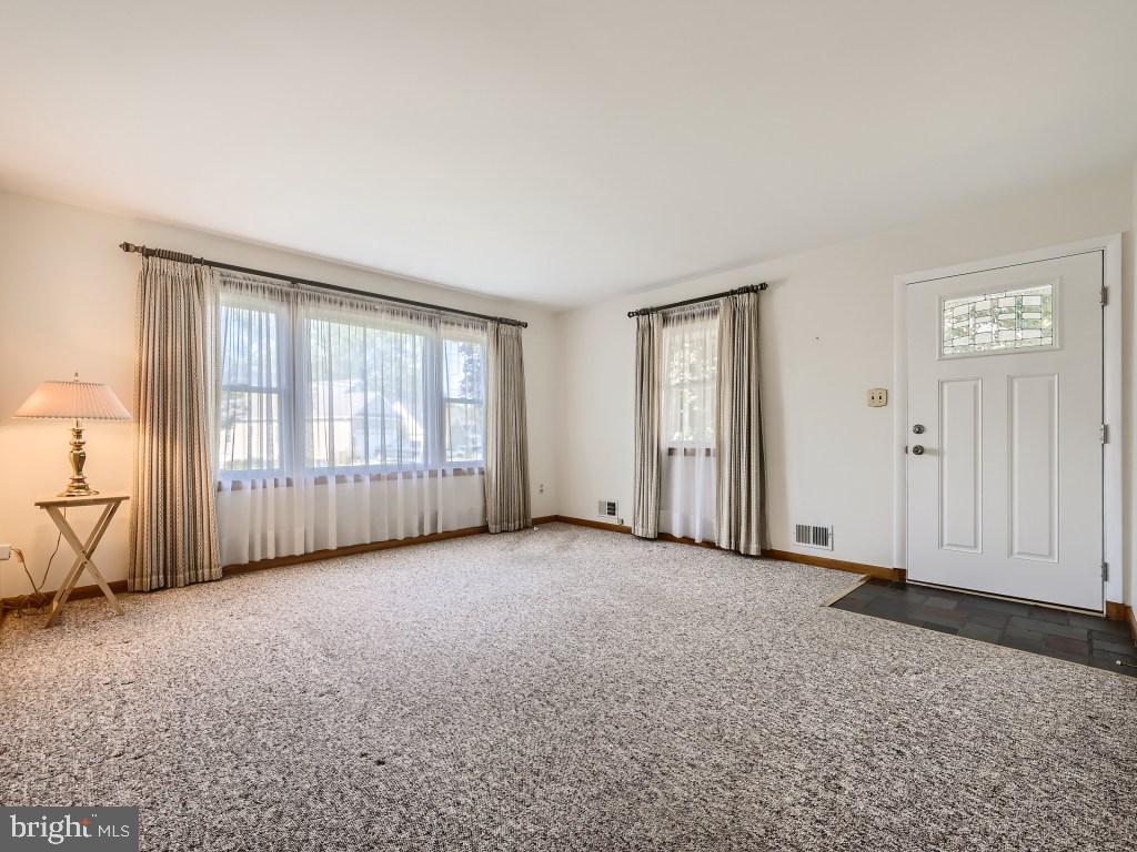 2401 East Sparrows Point Sparrows Point, MD 21219 - Photo 13 of 34 Living room