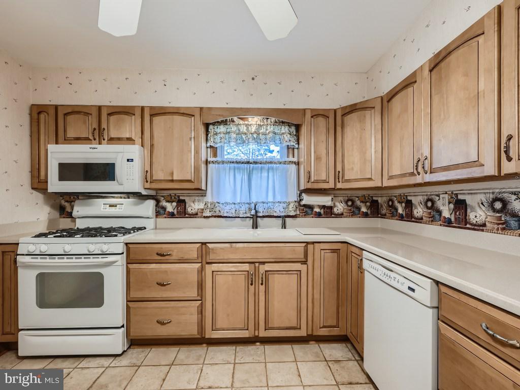 2401 East Sparrows Point Sparrows Point, MD 21219 - Photo 9 of 34 Microwave/Dishwasher