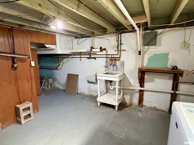 $135,000 | 207 South State Street, Henderson, IL 61439