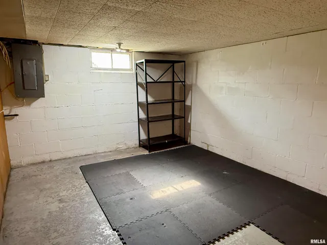 $135,000 | 207 South State Street, Henderson, IL 61439