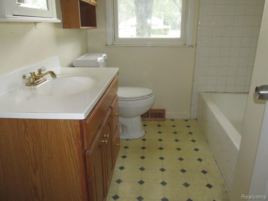 14811 Merriman Road Livonia, MI 48154 - Photo 19 of 27 14811 MERRIMAN LIVONIA (67).jpg