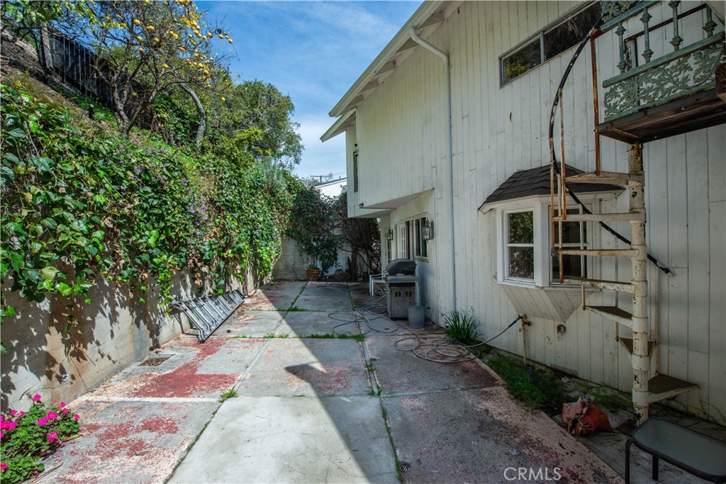 507 West Rustic Road Santa Monica, CA 90402 - Photo 17 of 19 a backyard of a house with potted plants