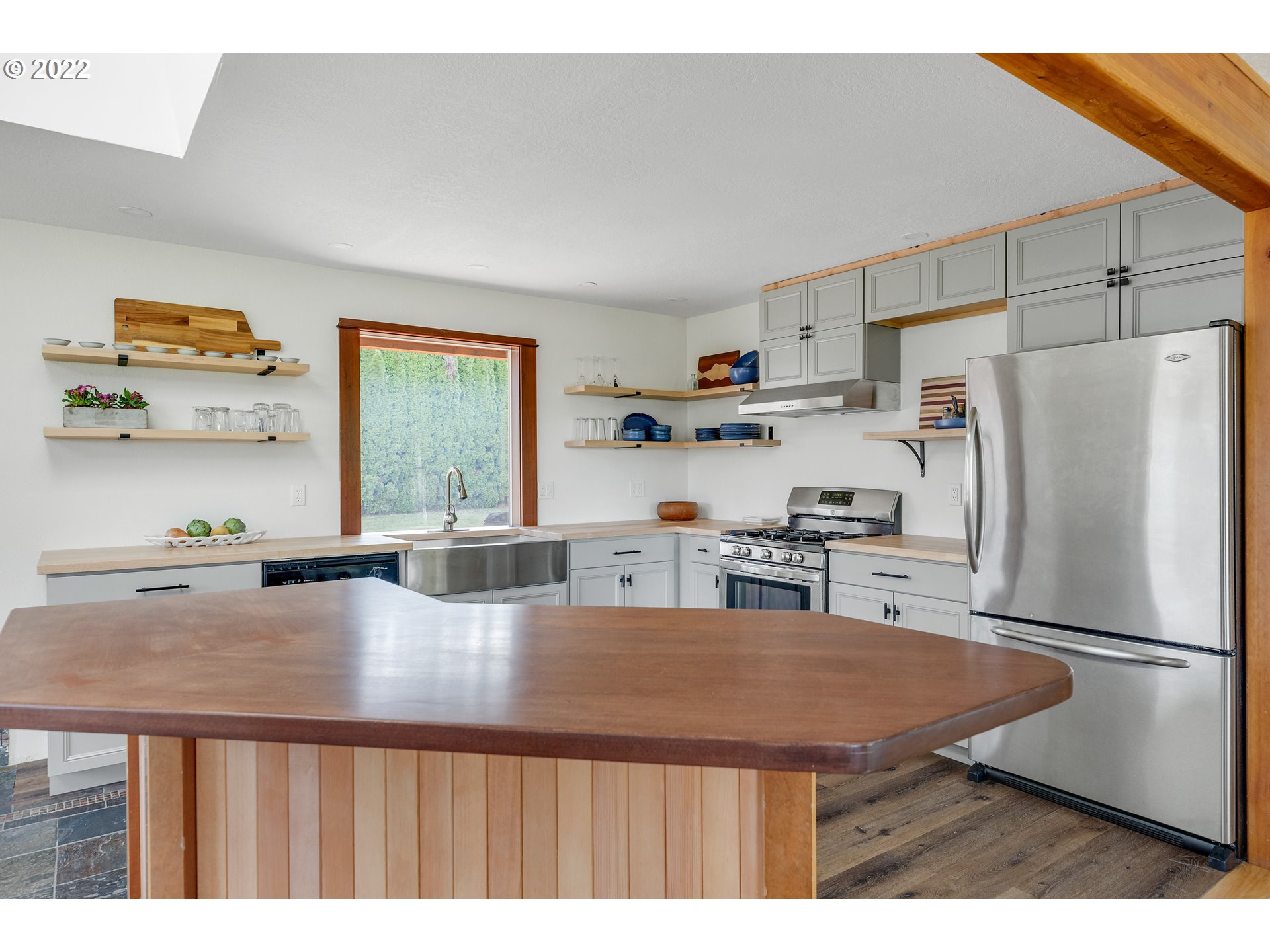1521 Tucker Road Hood River, OR 97031 - Photo 7 of 32 Gallery Image 7