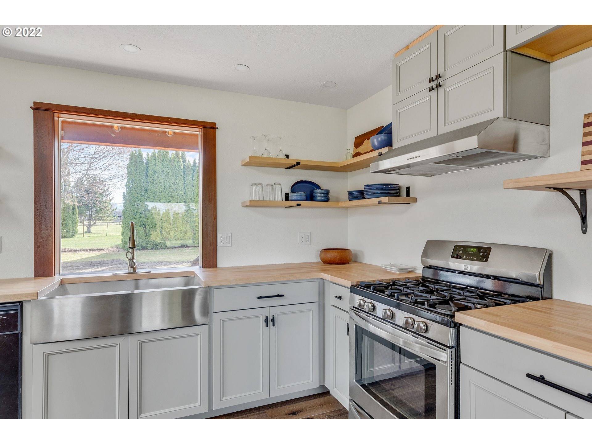 1521 Tucker Road Hood River, OR 97031 - Photo 8 of 32 Gallery Image 8