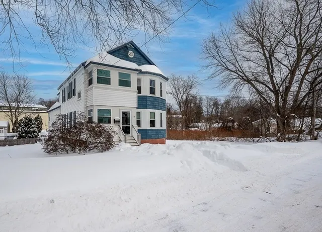 a view of a yard with a house