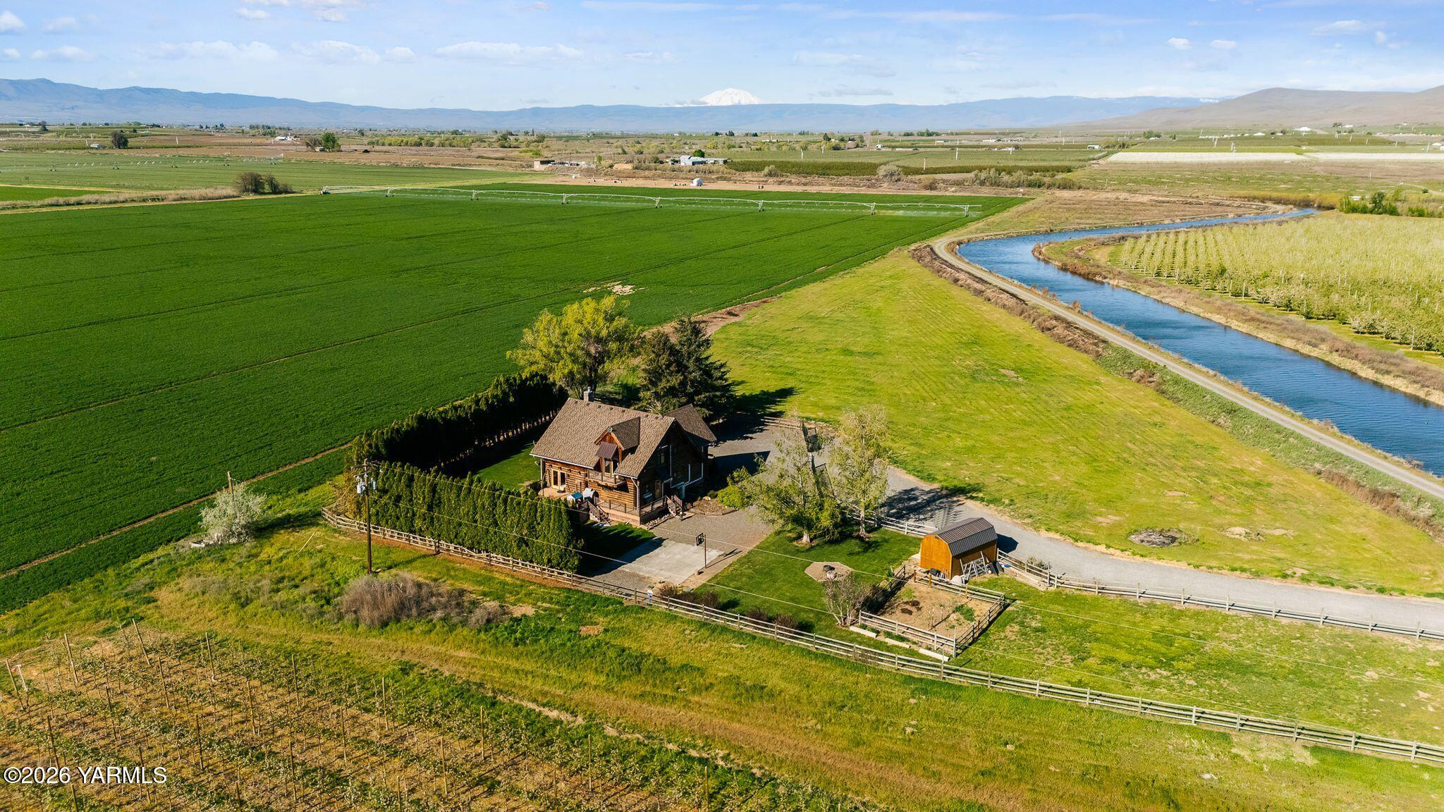 2550 Kays Road Wapato, WA 98951 - Photo 51 of 52 a view of an ocean from a balcony