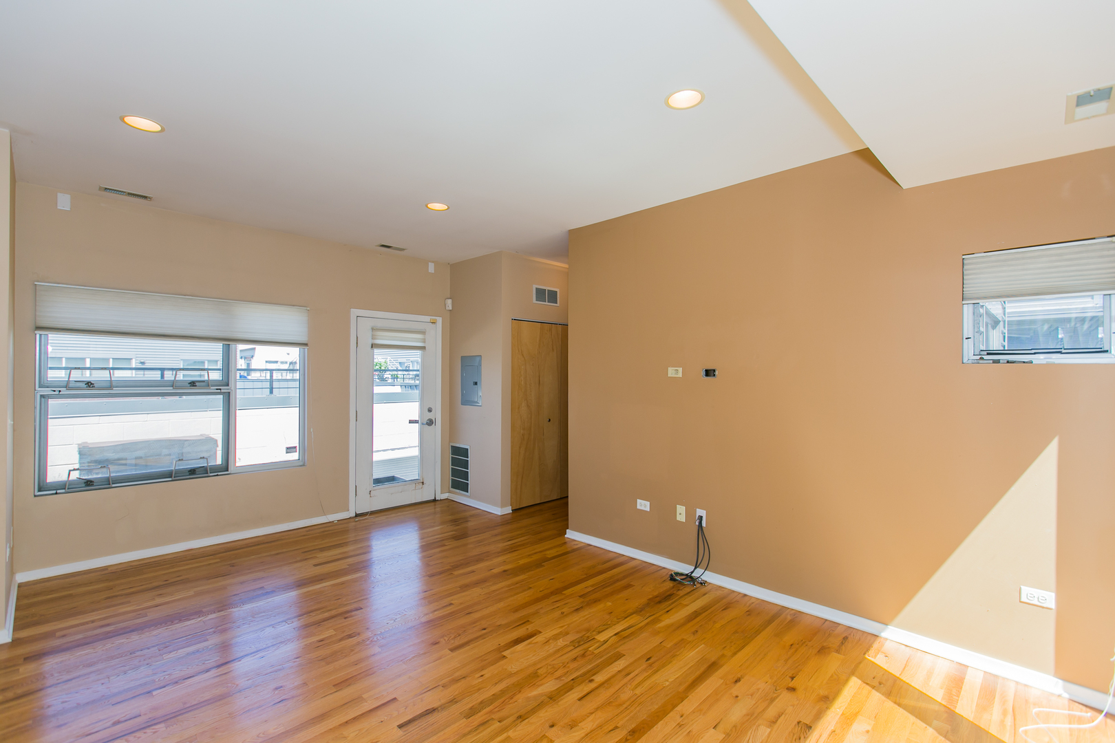 1808 South Michigan Avenue, Unit 38 Chicago, IL 60616 - Photo 11 of 18 a view of an empty room with wooden floor and a window