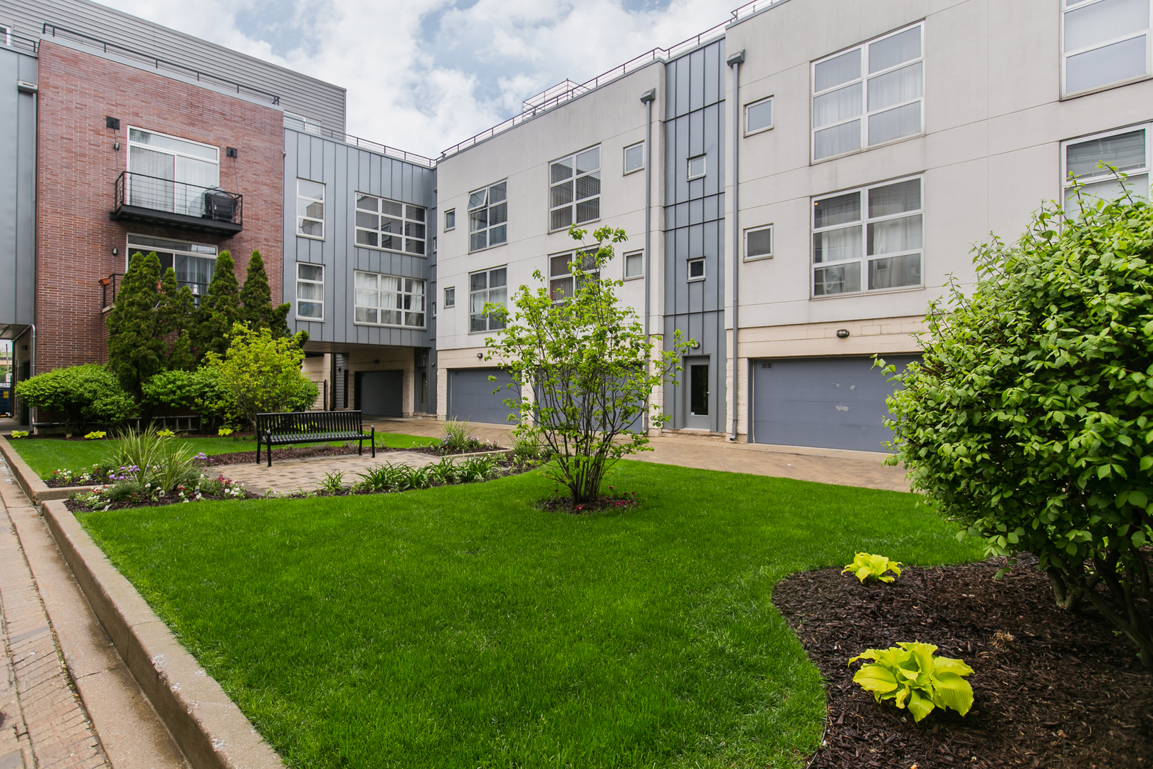 1808 South Michigan Avenue, Unit 38 Chicago, IL 60616 - Photo 4 of 18 a house with garden in front of it