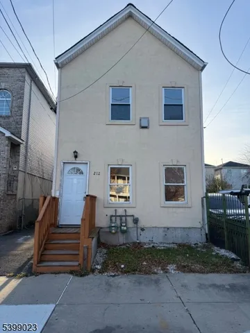 a view of entryway with yard