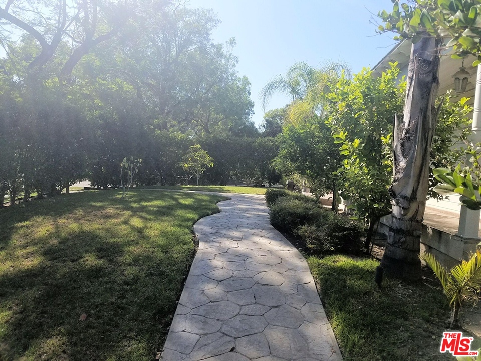 1901 West Kenneth Road Glendale, CA 91201 - Photo 5 of 12 Gallery Image 5