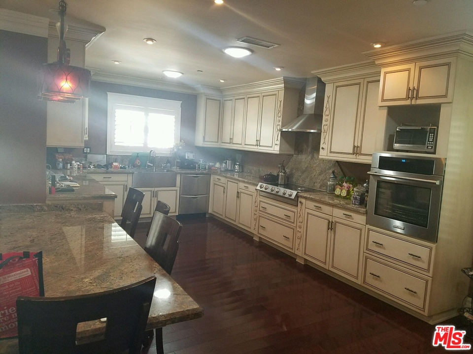 1901 West Kenneth Road Glendale, CA 91201 - Photo 7 of 12 Gallery Image 7