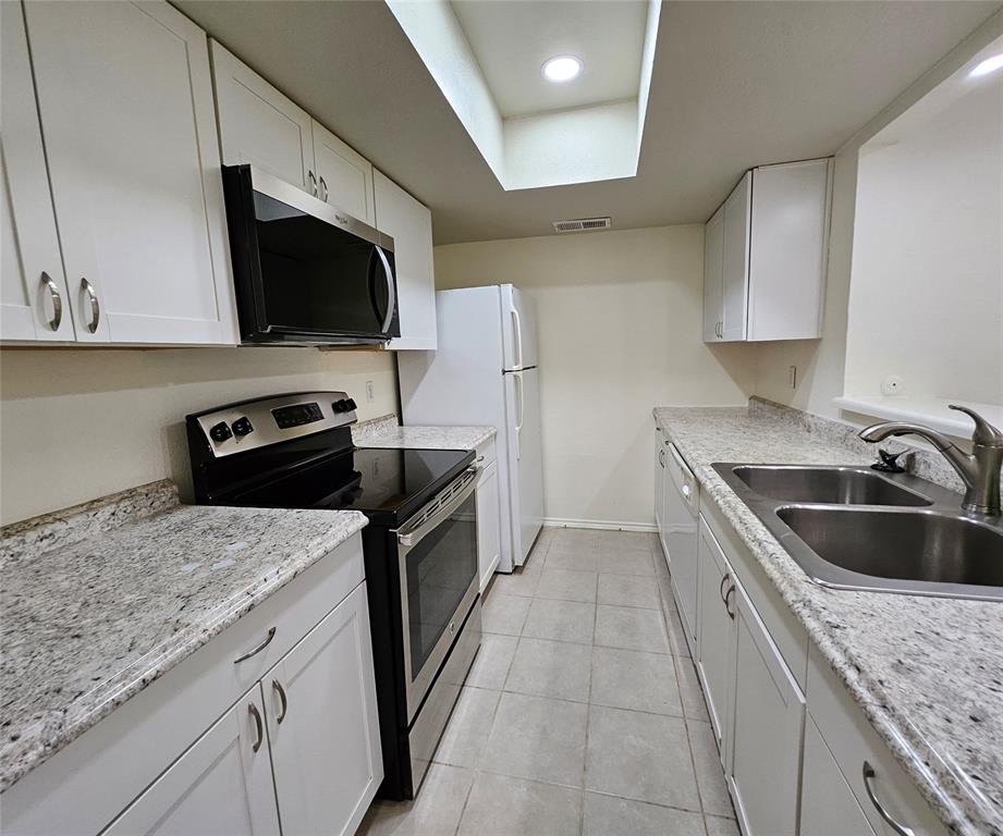 12816 Midway Road, Unit 1067 Dallas, TX 75244 - Photo 11 of 19 Galley kitchen