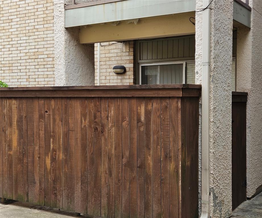 12816 Midway Road, Unit 1067 Dallas, TX 75244 - Photo 14 of 19 Private outdoor space wood-panel fence