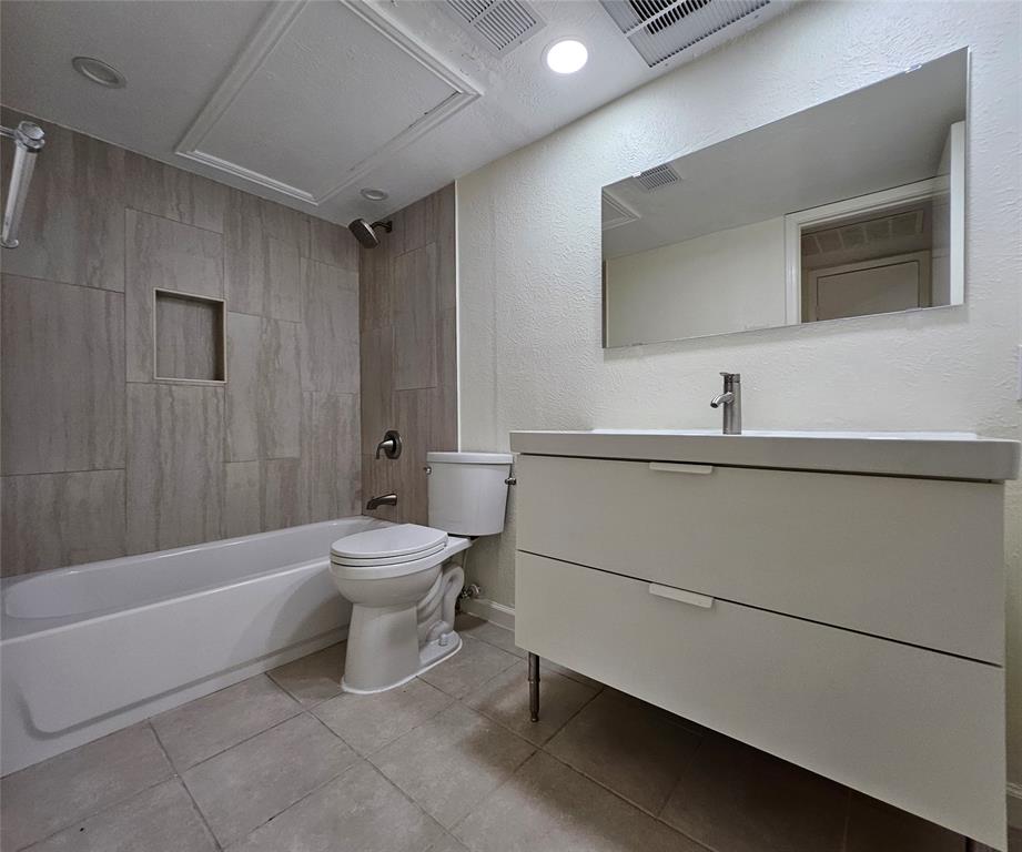 12816 Midway Road, Unit 1067 Dallas, TX 75244 - Photo 8 of 19 Bathroom featuring a modern floating vanity