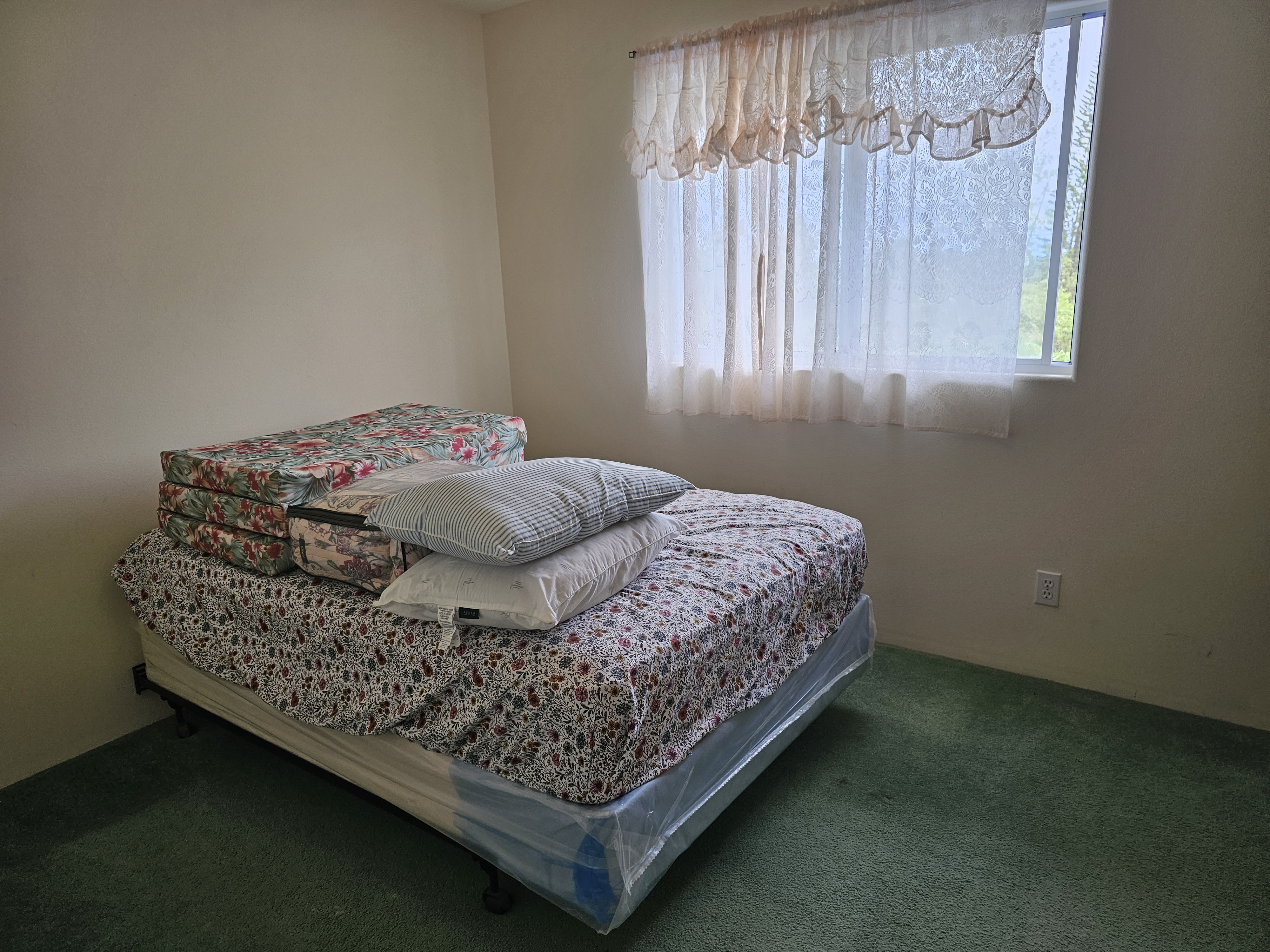 16-1754 Uhini Ana Road Pahoa, HI 96778 - Photo 11 of 21 a bed sitting in a bedroom next to a window