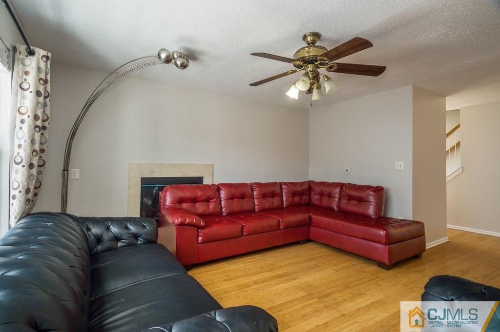 85 Prestwick Way, Unit 85 Edison, NJ 08820 - Photo 3 of 18 a living room with furniture