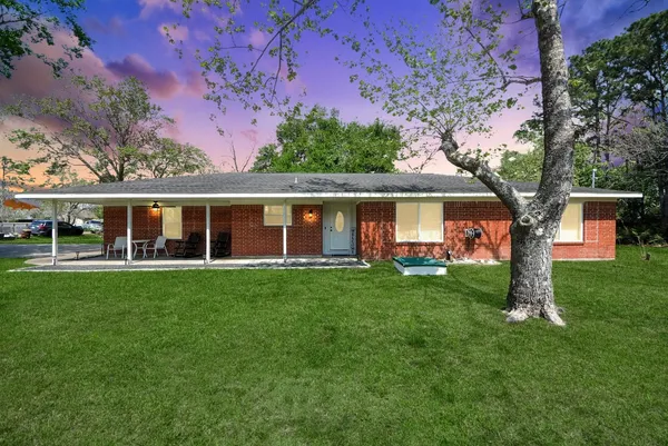 $280,000 | 1405 Avenue G, Danbury, TX 77534