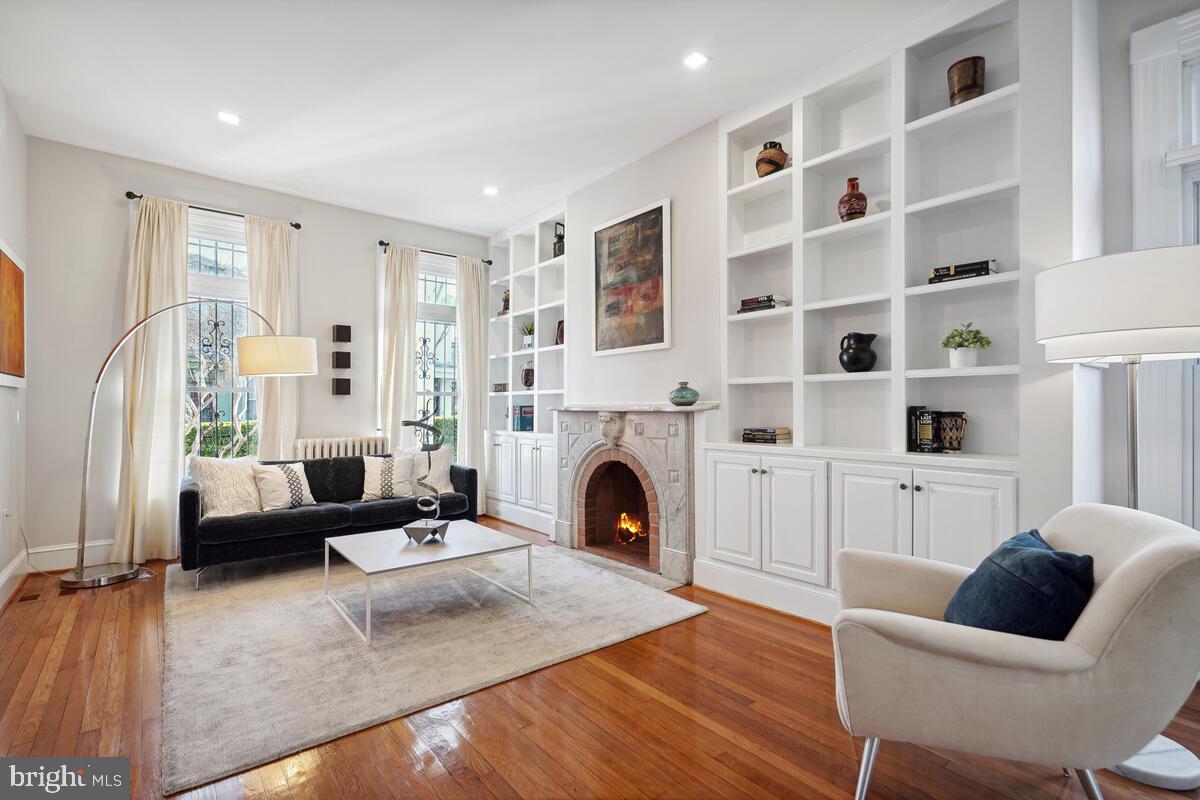 413 U Street Northwest Washington, DC 20001 - Photo 9 of 67 Oak custom built shelves