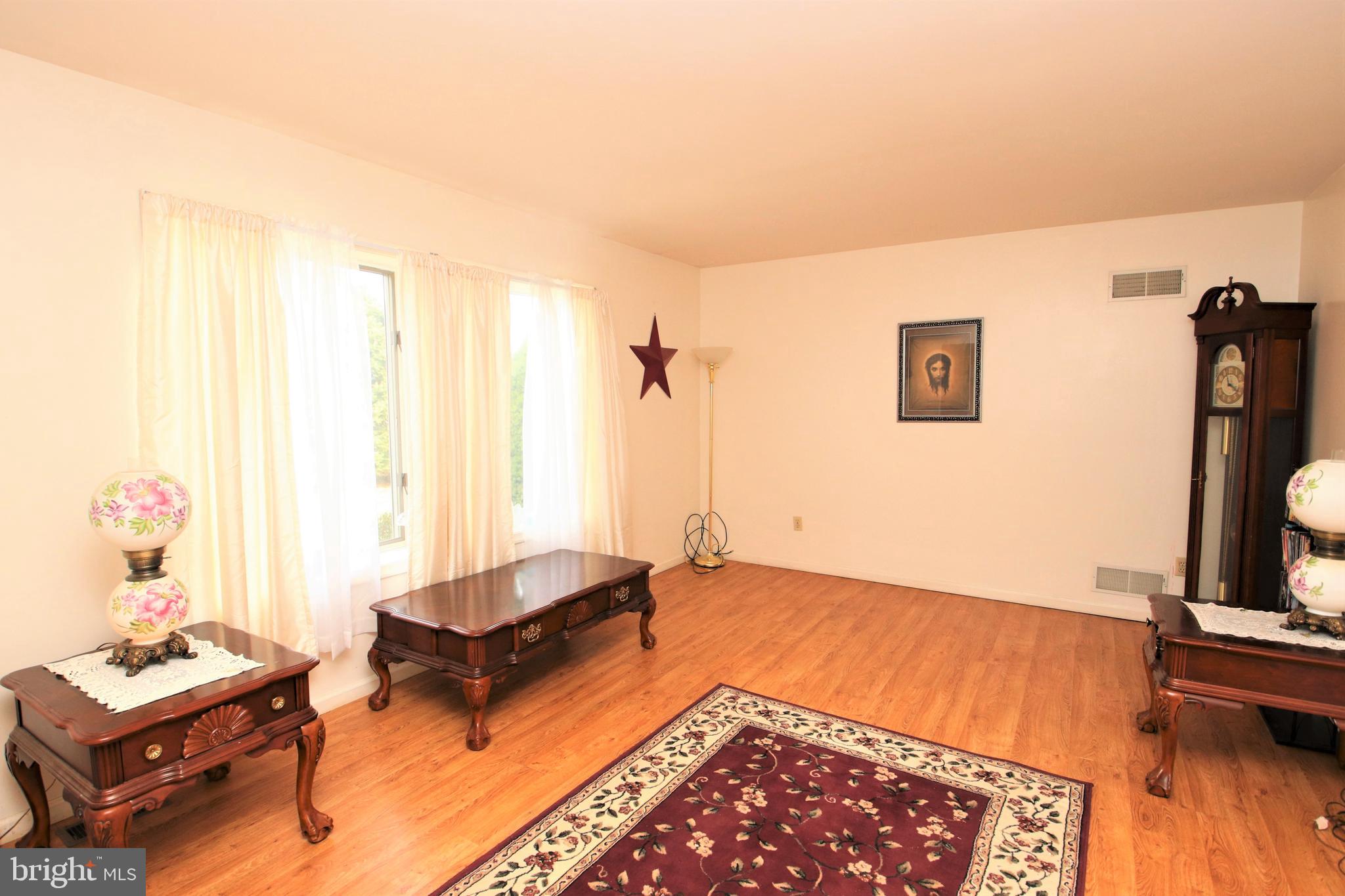 14103 Barnhart Road Clear Spring, MD 21722 - Photo 4 of 19 Living Room