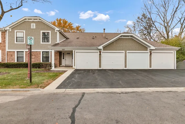 $2,300 | 263 Driftwood Lane, Unit 2D, Schaumburg, IL 60193