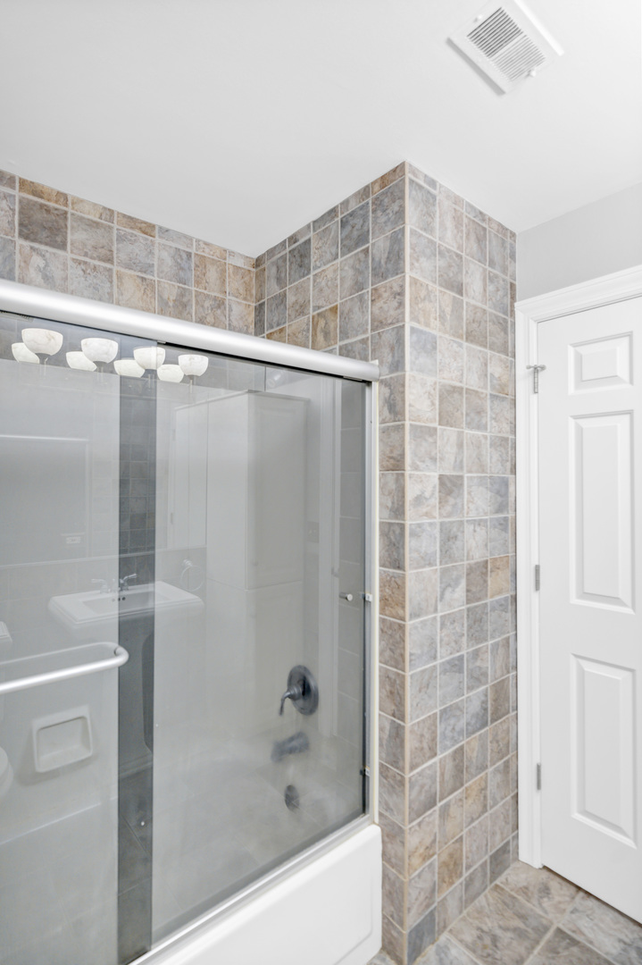 263 Driftwood Lane, Unit 2D Schaumburg, IL 60193 - Photo 16 of 19